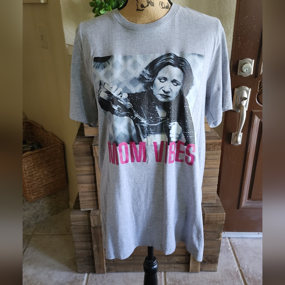 Gray Graphic Tee with Pink 'Mom Vibes' Image